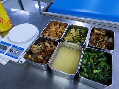 硬核配餐 一小時(shí)下線兩千斤米飯，鄭州企業(yè)以“媽媽的味道”打造餐飲管理新標(biāo)桿